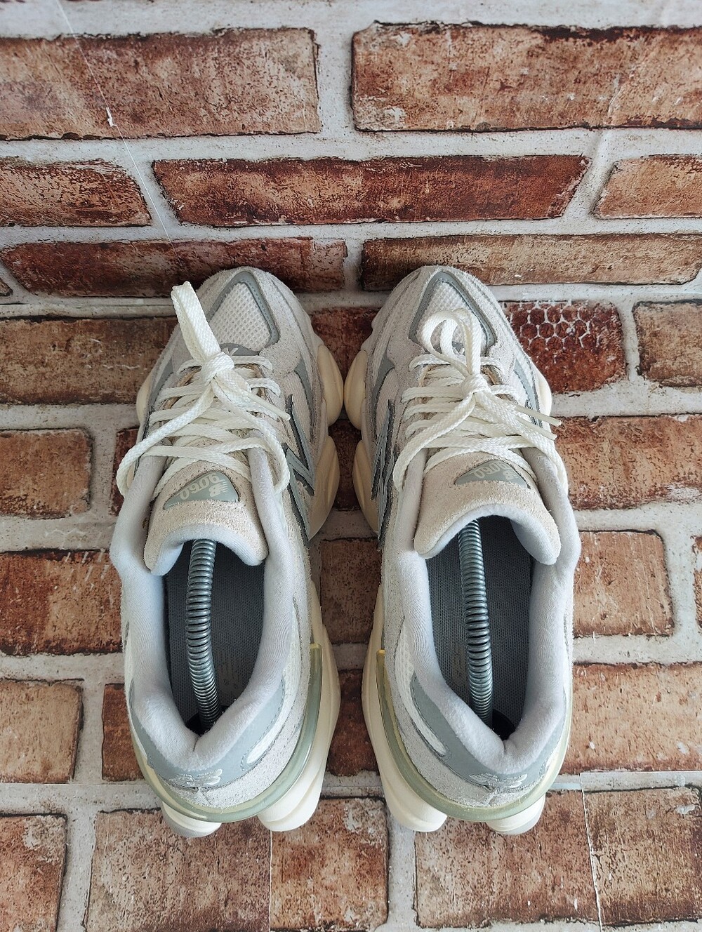 Pre-owned New Balance 9060 - Picture 6 of 13